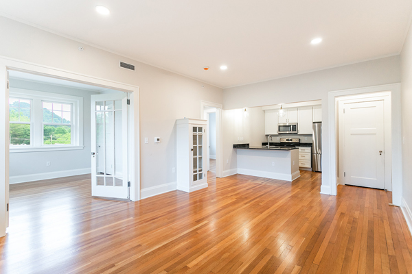 Living 215 E Chestnut 402 Commodore